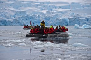 Maillot de bain En Antarctique, les touristes en maillot de bain dans le jardin des manchots