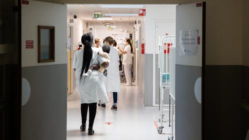 Enfant Urgences pédiatriques saturées : plus de 4 000 soignants interpellent Emmanuel Macron dans une lettre ouverte