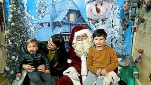 Enfant Père Noël d’Alès : déjà une décennie dans le manteau rouge pour le bonheur des enfants
