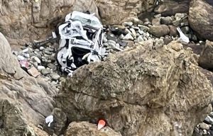 Enfant Californie : Une famille à bord d’une Tesla survit à une chute de 75 mètres, le père soupçonné d’un acte intentionnel