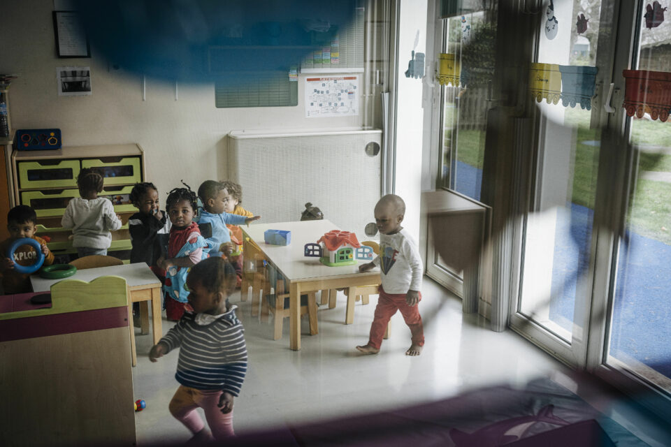 Enfant Crèches, congés parentaux, modes de gardes des jeunes enfants : la France peut mieux faire