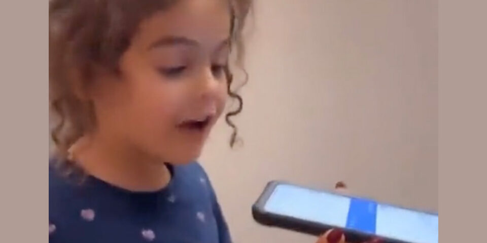 Enfant Vidéo: Quand la fille de Cristiano Ronaldo originate à apprendre l’arabe !