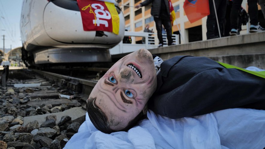 Ecole Il avait placé un pantin à l’effigie d’Emmanuel Macron sur les rails de la gare de Nice, un enseignant placé en garde à vue
