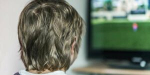 Enfant Jeunes enfants et écrans : une étude confirme que les usages en France dépassent les recommandations