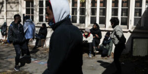 Ecole A Paris, 400 jeunes migrants occupent une école désaffectée du 16e arrondissement
