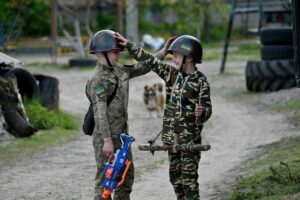 Enfant “Jouer à la guerre”, les petits Ukrainiens confrontés à une enfance militarisée