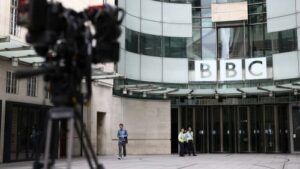 Enfant Royaume-Uni : la BBC suspend un présentateur accusé d’avoir payé un mineur contre des “photographies sexuellement explicites”