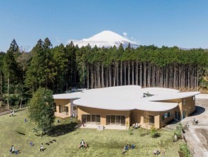 Ecole Au Japon, une école maternelle se dresse au pied du mont Fuji
