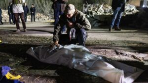 Enfant Guerre en Ukraine : Moscou frappe la population d’un village rassemblée pour des funérailles, 52 morts à déplorer