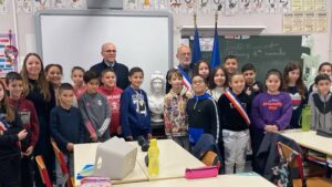 Ecole [Video] : Les écoliers de CM2 de Célestin Freinet parlent de République avec le Dasen et le maire de Bagnols