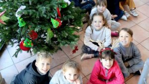 Enfant Les sapins de Noël communaux décorés par les enfants