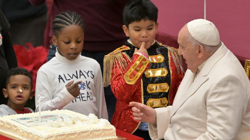 Enfant Le pape François fête ses 87 ans aux côtés d’enfants malades