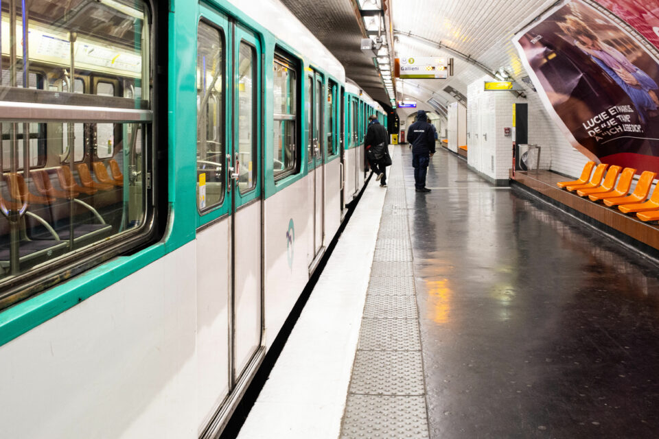 Enfant Chants antisémites dans le métro à Paris : un adolescent condamné pour injure publique en raison de la religion
