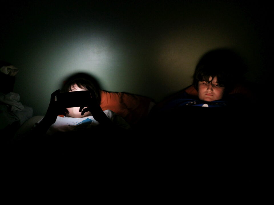 Enfant Dependancy aux écrans: être vigilant, mais ne pas dramatiser
